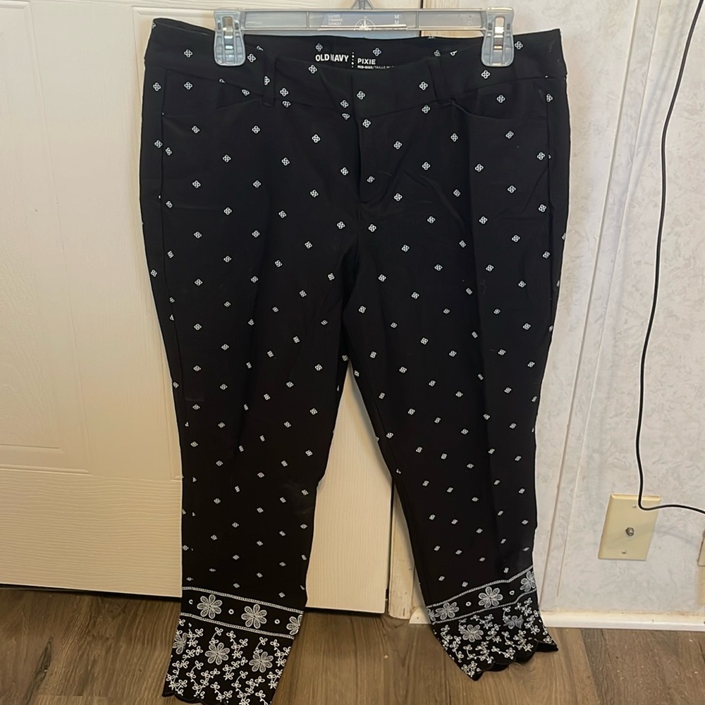 Old Navy Pixie pants size 12. Like New. Never worn
